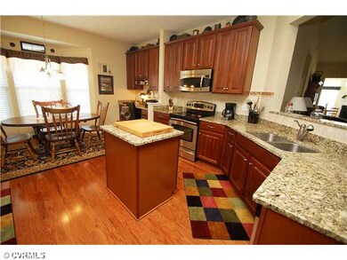 Kitchen - Upgraded eat-in kitchen features 42  cab