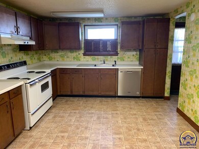 3125 SW Crest Dr, Topeka, KS 66614 - photo 2