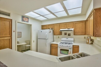 14019-W-Ravenswood-Ct-24