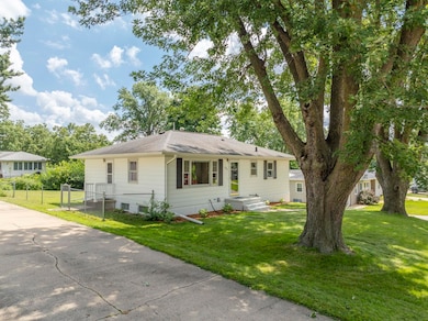 331 N Ellen St, Cedar Falls, IA 50613 - photo 3