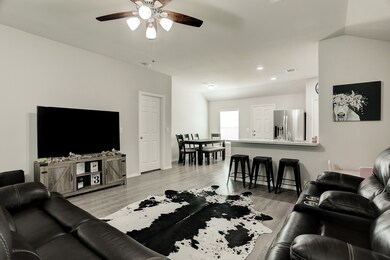 639 W Fairway Lake Dr, Alvin, TX 77511 - photo 5