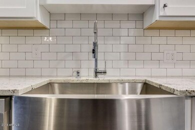 Stainless steel farmhouse sink