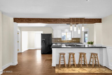 Open Kit. w/breakfast bar
