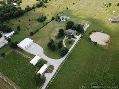 RV Storage, 2 shops, 2 houses, Pond, fenced for ho