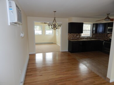 Kitchen - eat-in area