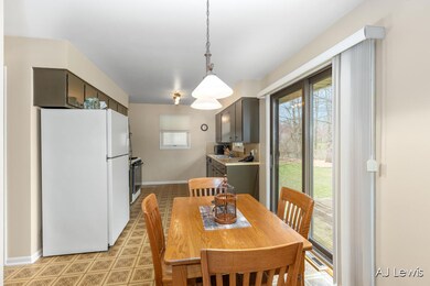 Kitchen/dining area w/slider to deck