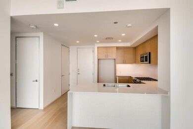 Kitchen with appliances with stainless steel fini