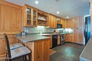 23_06v2-Kitchen-Midway-Utah-Chalet-Zerma