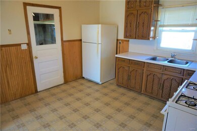 The wainscotting adds charm to the ktichen that le