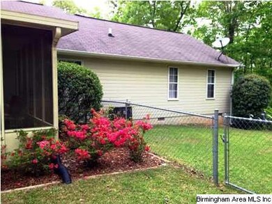 Screened porch, fenced side yard