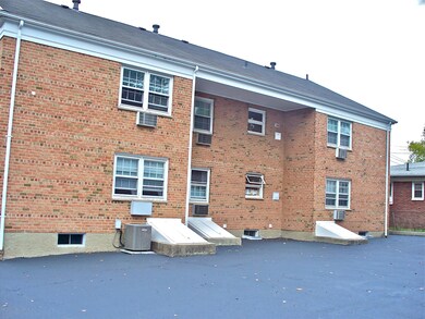 2096 Victory Blvd unit B, Staten Island, NY 10314 - photo 4