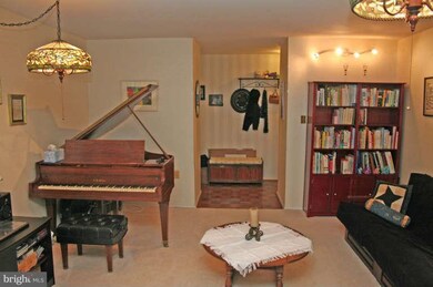 18607 Walkers Choice Rd unit 4, Montgomery Village, MD 20886 - photo 5