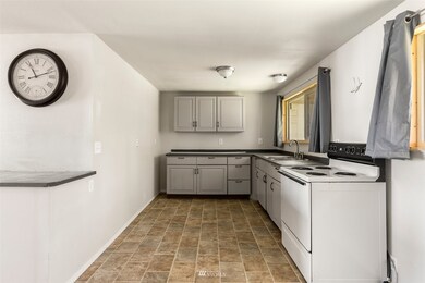 2021 Williams St, Raymond, WA 98577 - photo 7