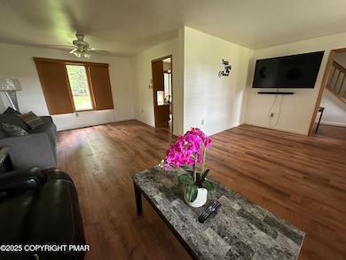 113 Sir Bradford Rd, Blakeslee, PA 18610 - photo 3