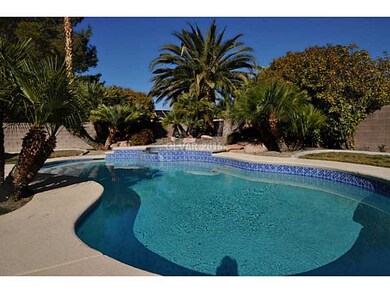 Swimming Pool/Hot Tub/Sauna. Lovely big pool - we