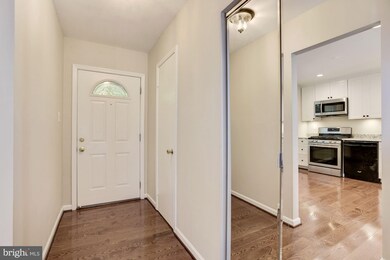 11929 Travistock Ct, Reston, VA 20191 - photo 3