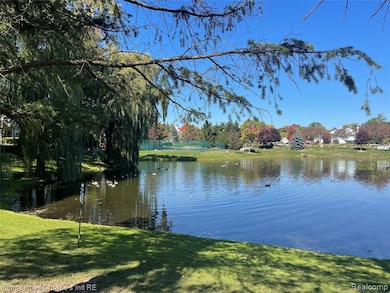 852 Linden Way, Auburn Hills, MI 48326 - photo 2