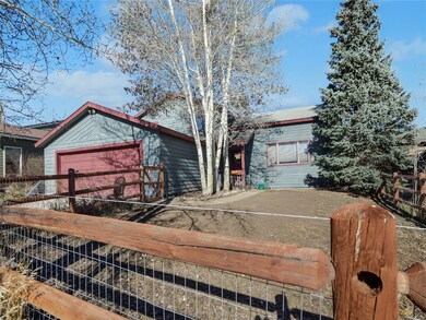 Front of home w/ fenced in front yard