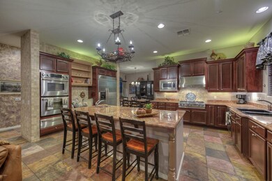 Breakfast Bar and Kitchen