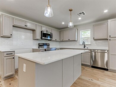 Kitchen with a kitchen island, tasteful backsplash