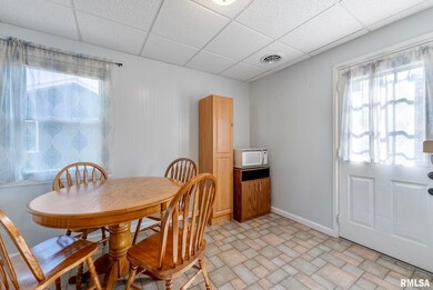 7211 Cedar St, Davenport, IA 52806 - photo 5