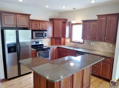 1124 SW Red Oaks Ct, Topeka, KS 66615 - photo 2