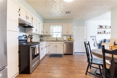 Eat-in kitchen with granite counters, newer applia