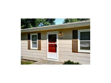 Great curb appeal, neurtal colors with a splash of