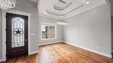 Foyer entrance featuring baseboards, ornamental mo