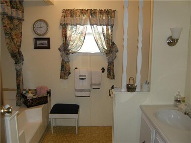 Master Bath/Spa This master bathroom is bright and