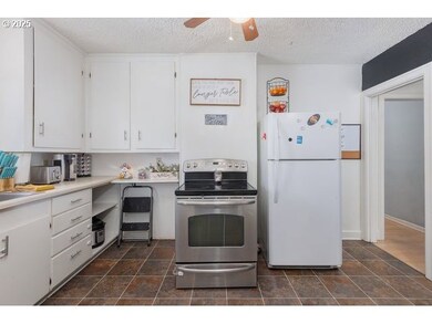 2303 Long St, Sweet Home, OR 97386 - photo 4