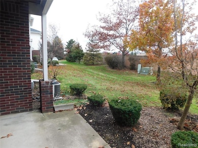 5589 Twin Oaks Dr unit 152, Sterling Heights, MI 48314 - photo 4