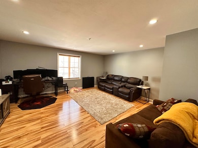 721 Mammoth Rd unit 11, Manchester, NH 03104 - photo 5