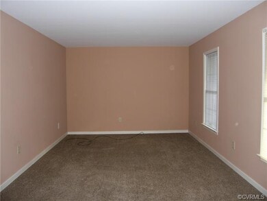 Living Room/New Carpet & Freshly Painted