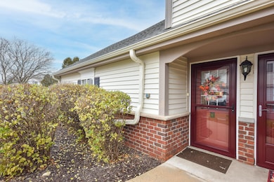 636 Pewaukee Rd unit H, Pewaukee, WI 53072 - photo 2