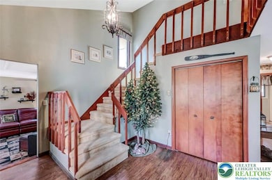 The Foyer has vinyl floors and a 2nd double storag