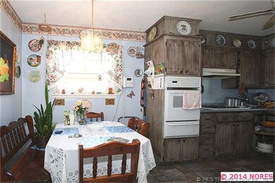 breakfast nook / kitchen