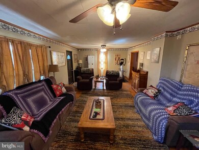 435 Wilkes St, Berkeley Springs, WV 25411 - photo 6