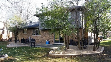 2422 Patricia Ln, Homewood, IL 60430 - photo 2