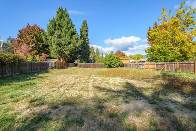 726 SW Greenwood Ave, Grants Pass, OR 97526 - photo 2