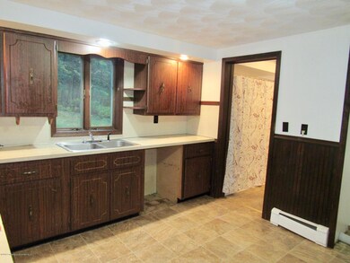 317 E Line St, Olyphant, PA 18447 - photo 4