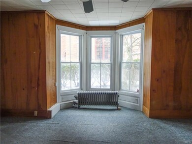 This room also features this pretty bay window...