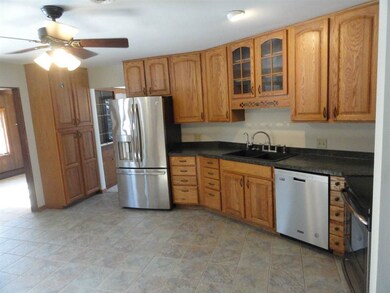 904 W Devonshire Rd, Delafield, WI 53018 - photo 3