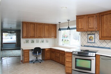 Kitchen, bay window, tons of countertops
