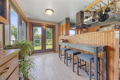 Kitchen sitting area.jpg