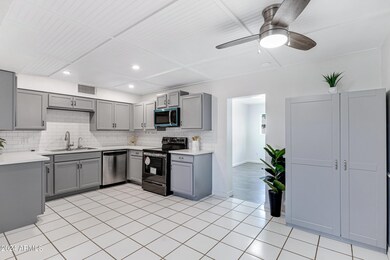 527 S Stewart-8