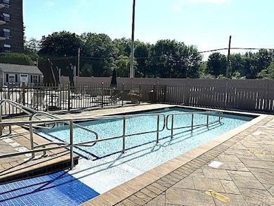 Diplomat Towers unit 8J, Mount Kisco, NY 10549 - photo 4