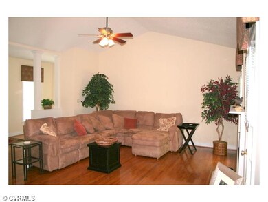 Living Room - The living room boast vaulted ceilin