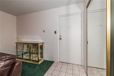 Neutral paint and ceramic tile greet you at the en