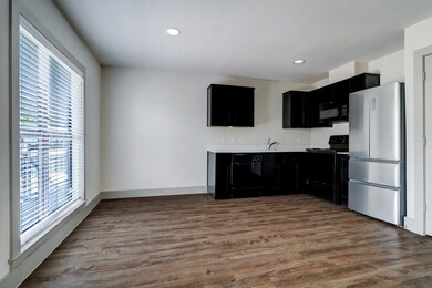 4300 Rosslyn Rd unit 2, Houston, TX 77018 - photo 2